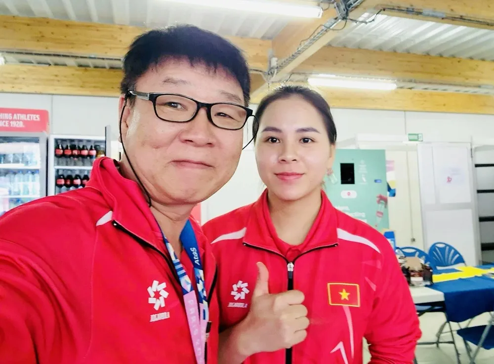 Thu Vinh và chuyên gia Park Chung-gun rất tập trung cho nội dung quyết định 25m súng ngắn thể thao nữ. Ảnh: PARKCHUNGGUN