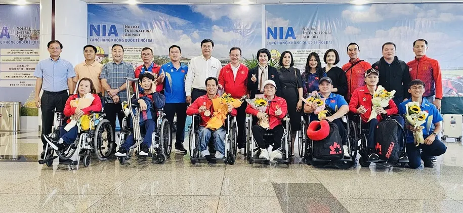 Cục trưởng Cục TDTT Đặng Hà Việt chào đón các thành viên thể thao người khuyết tật Việt Nam về nước. Ảnh: LƯỢNG LƯỢNG