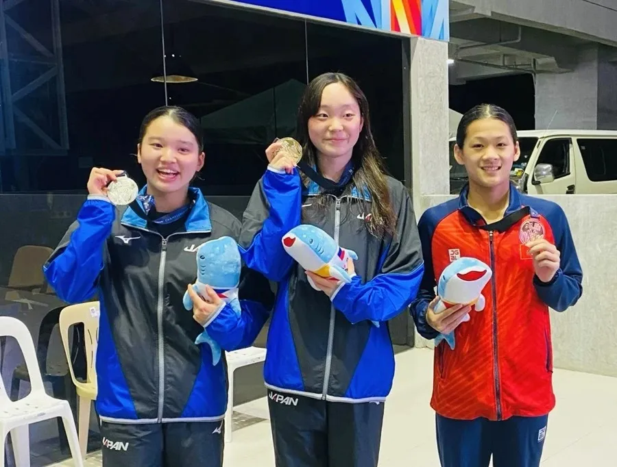 Nguyễn Thúy Hiền (đỏ) sẽ có cơ hội dự giải bơi vô địch thế giới 2024 dành cho hồ ngắn 25m. Ảnh: MINH MINH