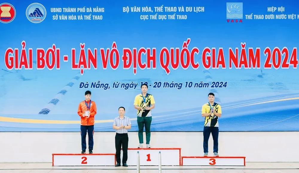 Kình ngư Nguyễn Thành Lộc giành HCV cho đội lặn TPHCM tại giải vô địch quốc gia 2024. Ảnh: VASA