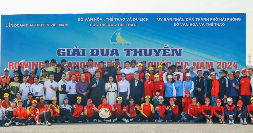 Các tay chèo thi đấu tại giải đua thuyền rowing, canoeing quốc gia 2024. Ảnh: DUATHUYENVN