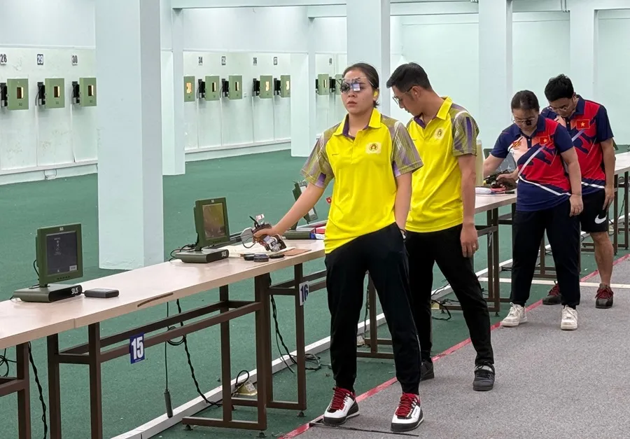 Xạ thủ Trịnh Thu Vinh không có được kết quả HCV trong bài bắn 10m súng ngắn hơi đồng đội. Ảnh: MINH MINH