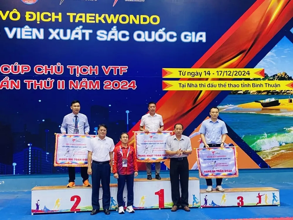 Các đoàn có thứ hạng cao đã được BTC trao cờ lưu niệm sau ngày tranh tài cuối. Ảnh: BTC