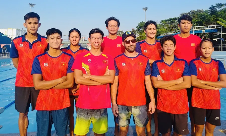 Chuyên gia bắt đầu làm việc cùng đội tuyển bơi Việt Nam đang tập huấn ở Cần Thơ. Ảnh: MINH MINH