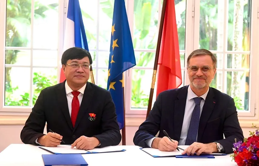 Đại diện Cục TDTT và Đại sứ quán Pháp tại Việt Nam cùng ký thỏa thuận hợp tác. Ảnh: CỤCTDTT
