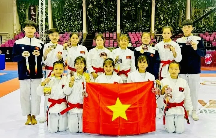 Đội jujitsu trẻ Việt Nam đã giành 2 HCV tại nhóm tuổi U16. Ảnh: TRẦN VĂN