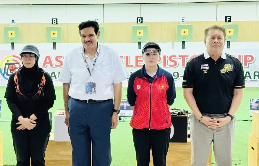 Xạ thủ Trịnh Thu Vinh (áo đỏ) đã thi đấu nhưng chỉ giành thêm HCĐ đồng đội 25m súng ngắn thể thao nữ. Ảnh: MINH MINH