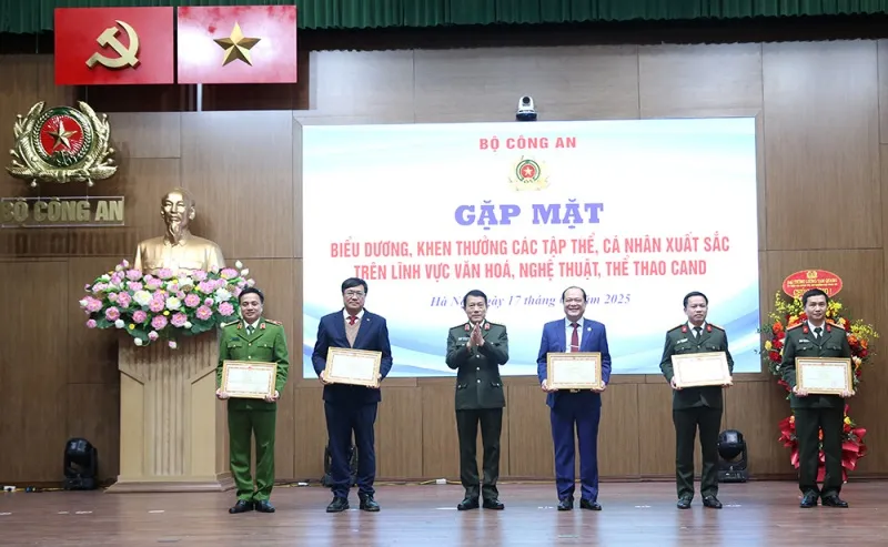 Lãnh đạo Bộ Công an đã tổ chức buổi gặp mặt biểu dương, khen thưởng các tập thể, cá nhân xuất sắc ở lĩnh vực văn hóa, nghệ thuật và thể thao Công an Nhân dân. Ảnh: BỘ CÔNG AN
