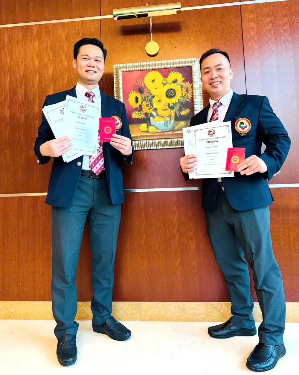 Trọng tài Võ Quyền Anh (phải) và Trần Anh Sơn đã có bằng trọng tài quốc tế khi vượt qua kỳ thi. Ảnh: SƠN VŨ