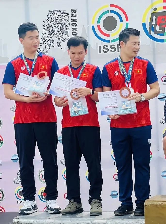 Đội bắn súng Việt Nam giành HCB nội dung đồng đội 25m súng ngắn ổ quay. Ảnh: MINH MINH