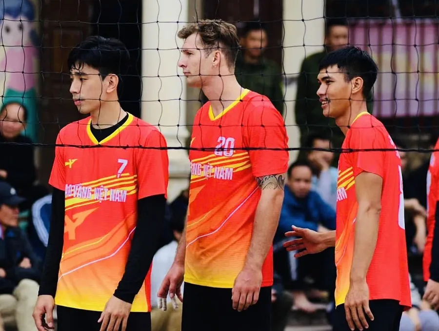 Cầu thủ người Nga Iurii Kruzhkov (giữa) sẽ tiếp tục khoác áo đội nam Đà Nẵng tại mùa giải năm nay. Ảnh: SAOVANGVN