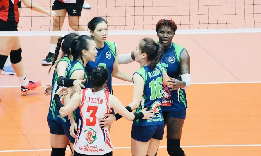 Ngoại binh Chumba (ngoài cùng bên phải) sẽ trở lại Việt Nam dự giai đoạn thứ nhất giải vô địch quốc gia 2025. Ảnh: DŨNG PHƯƠNG