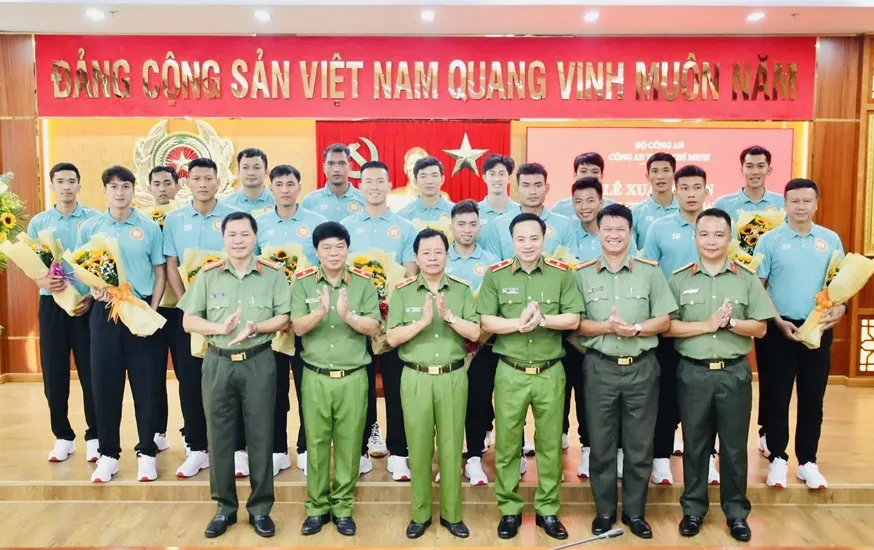 Đội nam Công an TPHCM được lãnh đạo Công an TPHCM gặp mặt động viên lên đường thi đấu mùa giải 2025. Ảnh: CATPHCM
