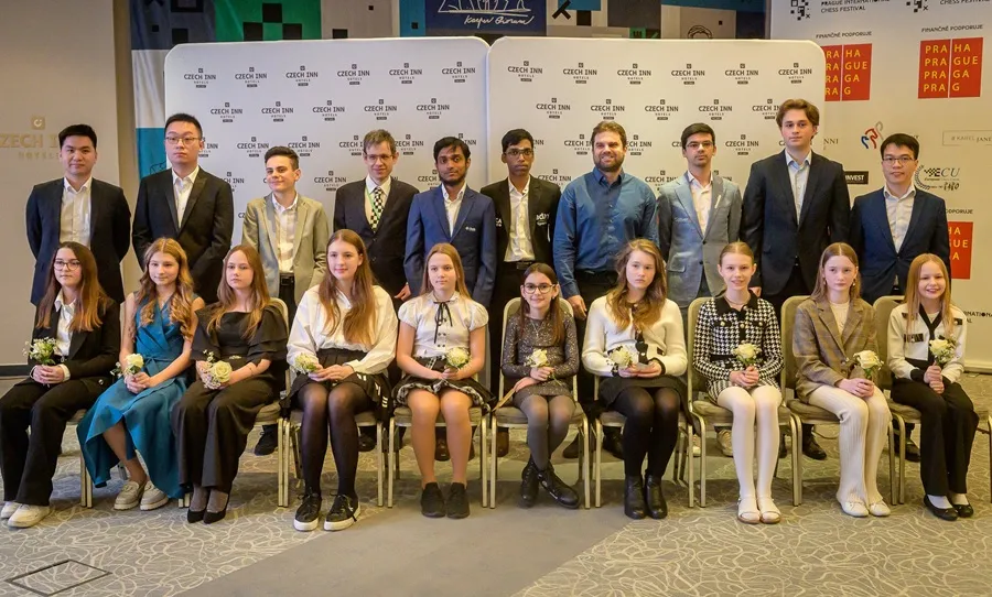 Lê Quang Liêm (ngoài cùng bên phải, hàng sau) đang có mặt tại CH Séc thi đấu bảng dành cho đại kiện tướng. Ảnh: BTC