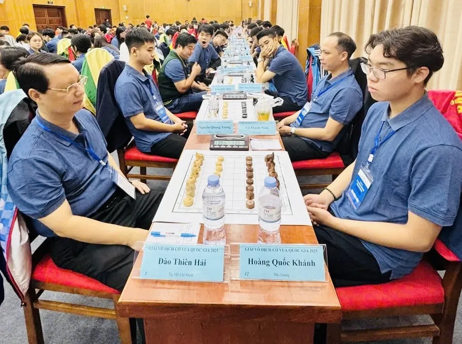 Đại kiện tướng Đào Thiên Hải (trái) đang thi đấu cờ Maruk tại giải cờ vua vô địch quốc gia 2025. Ảnh: MINH MINH