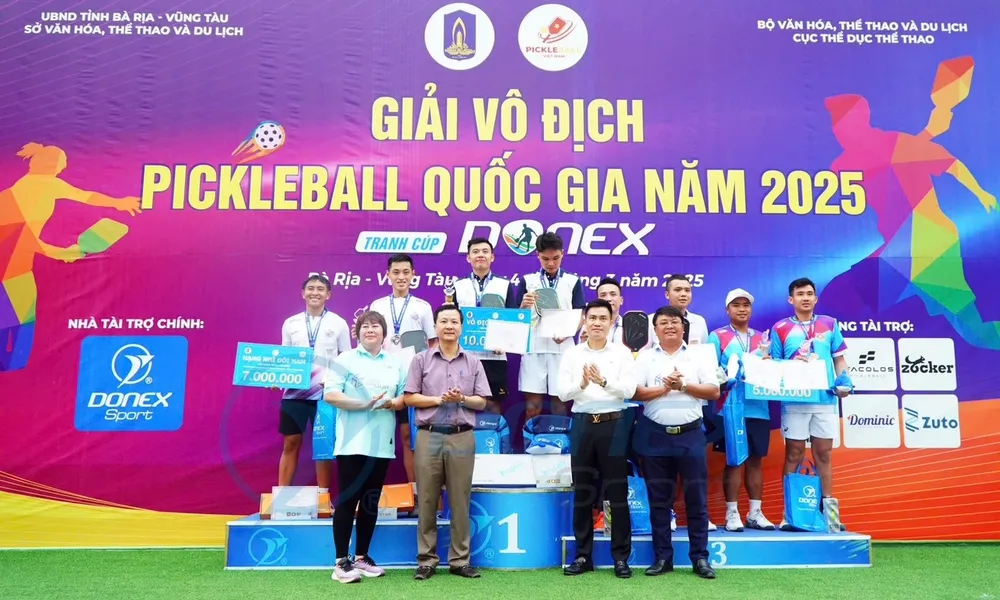 Lý Hoàng Nam và Trịnh Linh Giang giành được HCV đôi nam dưới 35 tuổi tại giải vô địch quốc gia 2025. Ảnh: MINH MINH