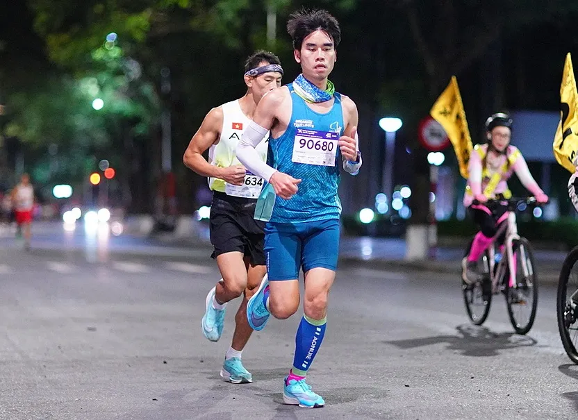 Bác sỹ Trịnh Đình An được trao suất dự giải marathon châu Á 2025 của Liên đoàn điền kinh Việt Nam. Ảnh: VM