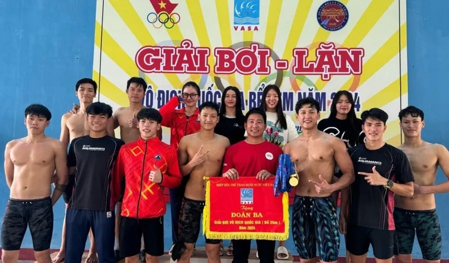 Trần Văn Nguyễn Quốc (hàng dưới, thứ4 từ trái qua) từng thi đấu giải ở năm 2024 và đang bứt phá ở năm nay tại TT-Huế. Ảnh: VASA