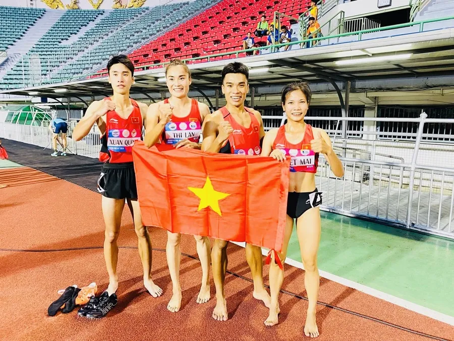 Quách Thị Lan và Lê Ngọc Phúc (giữa) đã dự giải điền kinh tiếp sức vô địch châu Á 2024 để giành các tấm huy chương quan trọng. Ảnh: MINH MINH