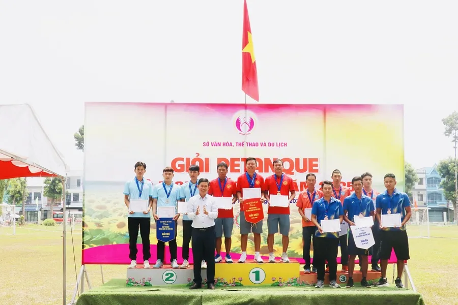 Ban tổ chức trao giải cho VĐV đạt kết quả cao nhất trong nội dung thi đấu. Ảnh: ĐOÀN TUẤN