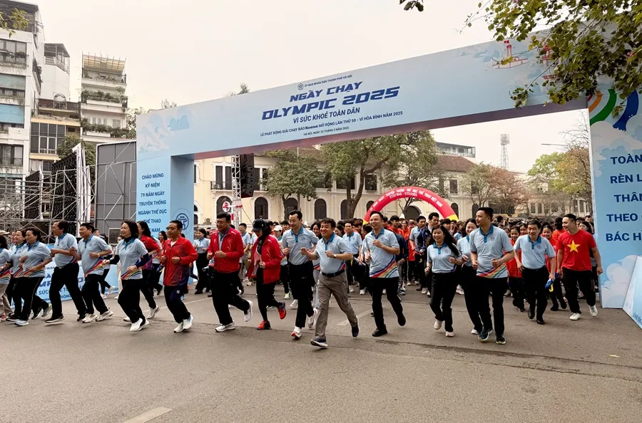 Đông đảo mọi người đã tham gia Ngày chạy Olympic 2025 tại Hồ Hoàn Kiếm (Hà Nội). Ảnh: MINH MINH