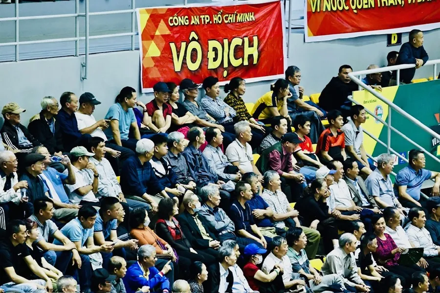 Khán giả ngồi kín khán đài cổ vũ càng tạo thêm không khí sôi nổi cho cầu thủ dưới sàn đấu. Ảnh: DŨNG PHƯƠNG