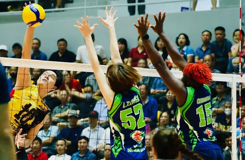 Hàng chắn của Hóa chất Đức Giang lào cai (xanh) đã không đạt được hiệu suất phòng thủ tốt ở trận đấu này. Ảnh: DŨNG PHƯƠNG