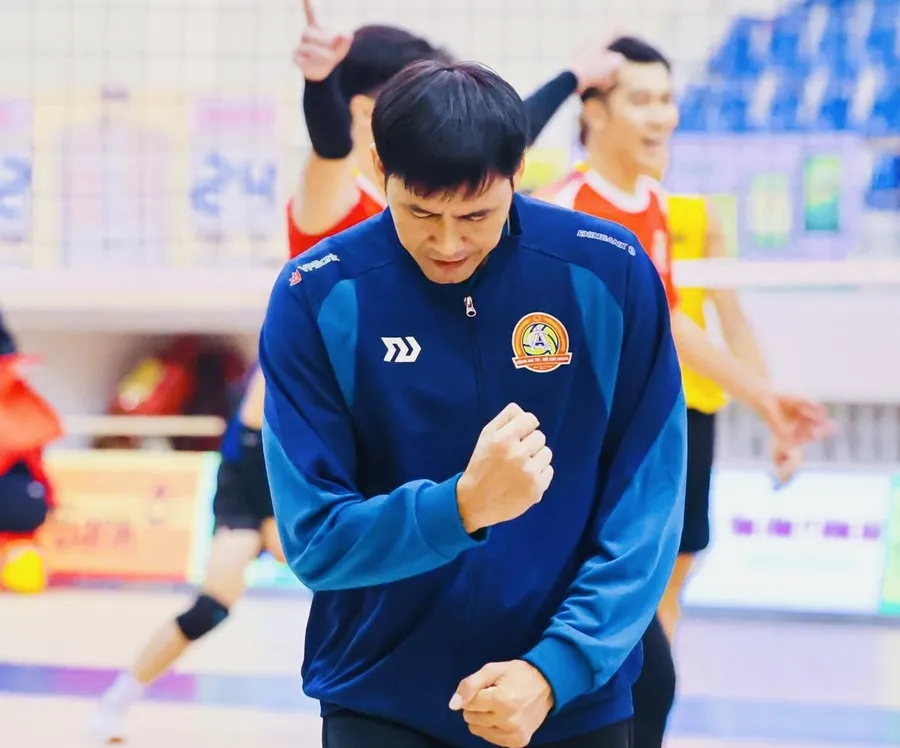 HLV Dương Tấn Vinh và đội bóng của mình tạm vươn lên giữ vị trí số 1 ở nội dung nam. Ảnh: CATPHCM