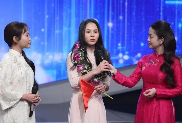 Trịnh Thu Vinh trong buổi lễ khen thưởng Gương mặt trẻ Việt Nam tiêu biểu năm 2024. Ảnh: TP