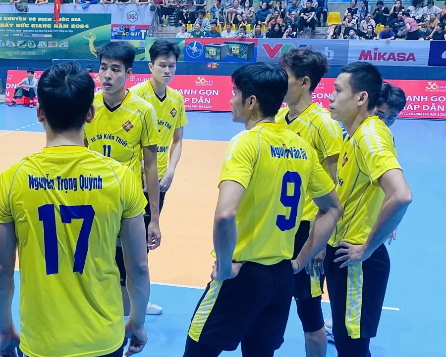 Cựu tuyển thủ quốc gia Nguyễn Văn Dữ (9) chính thức đảm nhiệm vai trò HLV trưởng đội nam Vĩnh Long. Ảnh: MINH MINH