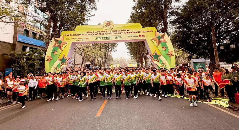 Gần 2.000 người đã tham gia Ngày chạy Olympic - Vì an ninh Tổ quốc năm 2025. Ảnh: MINH MINH