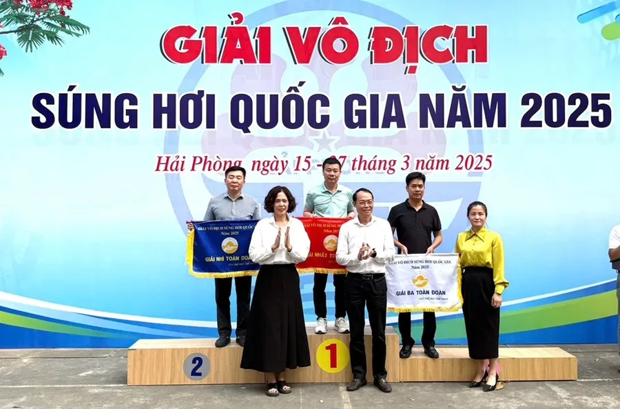 Ban tổ chức trao thưởng cho các đơn vị dẫn đầu toàn đoàn. Ảnh: MINH MINH