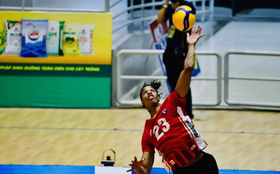 Ngoại binh Fuentes được đội Thể Công Tân Cảng tích cực chữa trị vùng vai bị đau lúc này. Ảnh: DŨNG PHƯƠNG