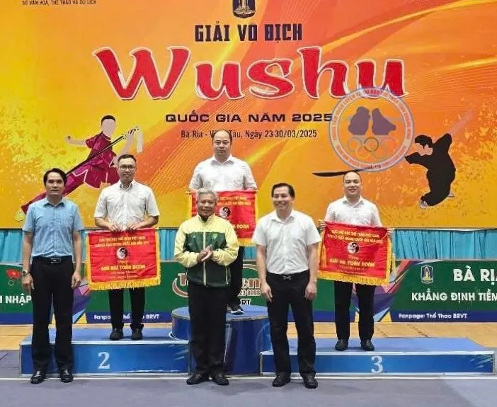 Các đoàn đứng đầu tại giải năm nay nhận kỷ niệm của ban tổ chức. Ảnh: VŨ VĂN