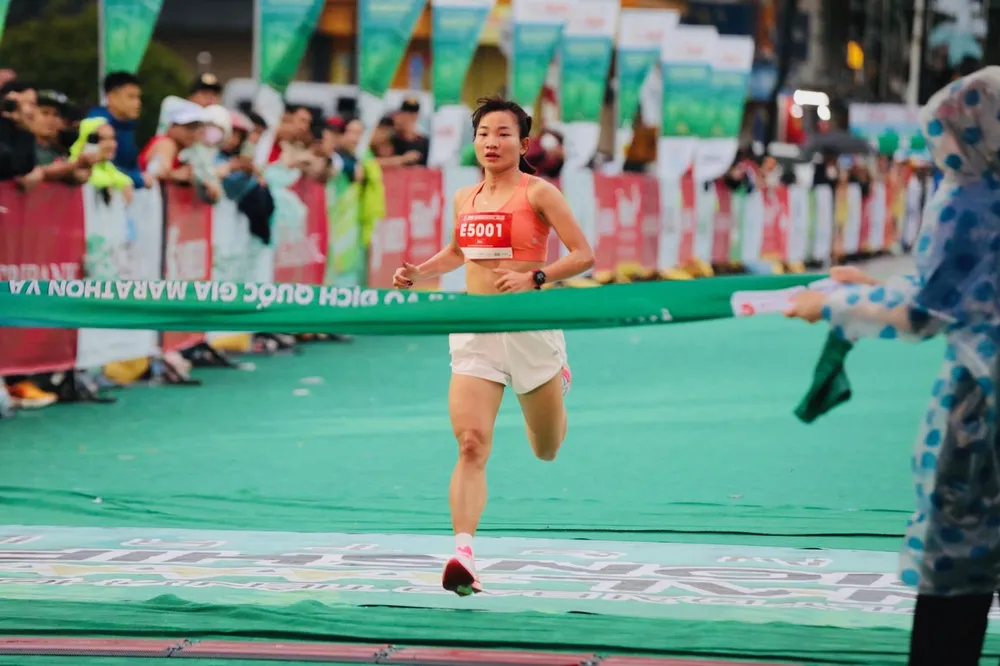 Nguyễn Thị Oanh đã về đích đầu tiên tại cự ly 5km nữ hệ chuyên nghiệp tại giải đấu. Ảnh: NHƯ Ý