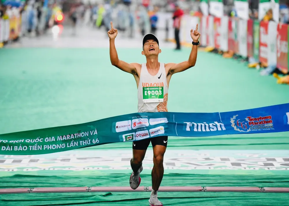 Hoàng Nguyên Thanh đã bảo vệ vị trí số 1 nội dung marathon - 42km nam tại giải. Ảnh: NHƯ Ý