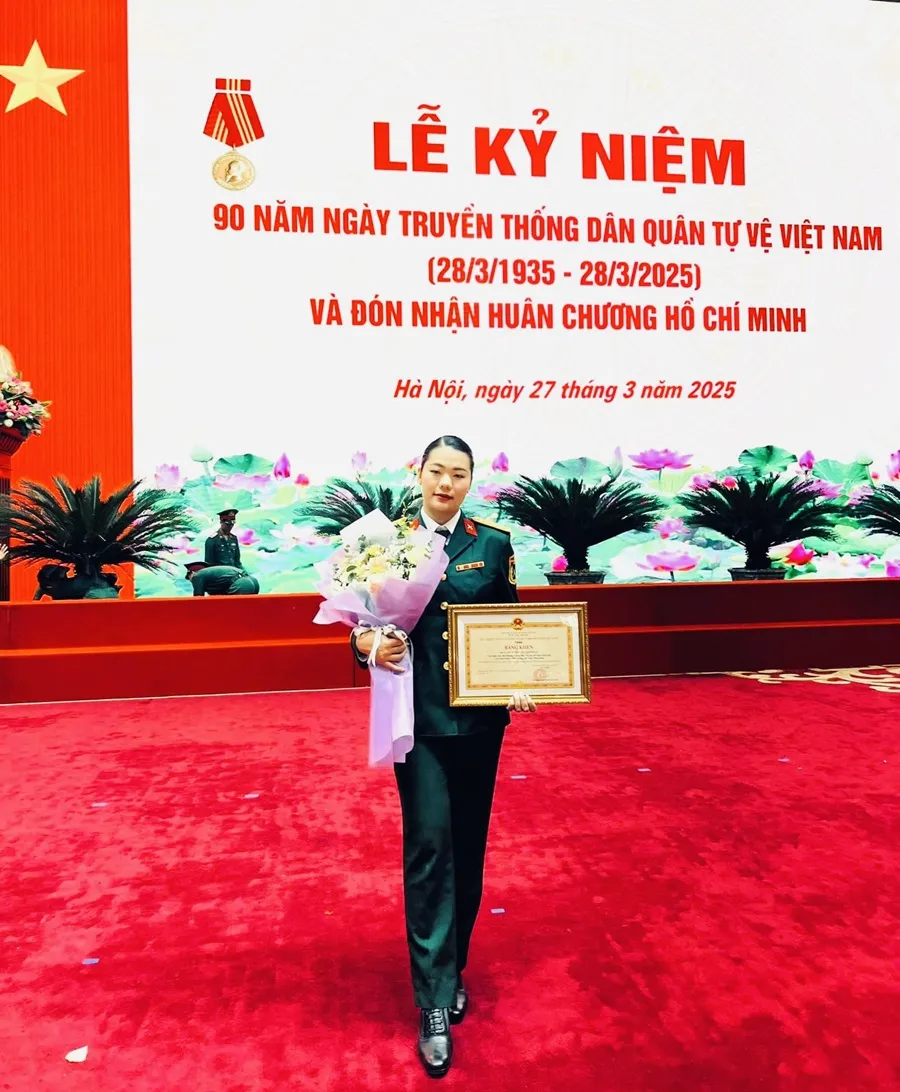 Võ sỹ karate Nguyễn Thị Ngoan đã vinh dự được khen thưởng của Quân ủy Trung ương, Bộ Quốc phòng. Ảnh: N.T.NGOAN