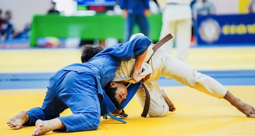 VĐV thi đấu tại giải vô địch judo quốc gia 2025 đang tranh tài ở Đồng Tháp. Ảnh: CAO SỸ HỒNG QUANG