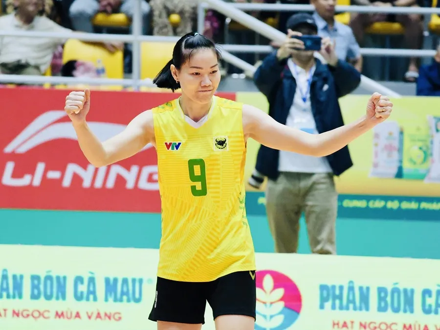 HLV kiêm cầu thủ Nguyễn Thị Ngọc Hoa đã rời Phú Thọ và đang có mặt tại Kon Tum dự giải bóng chuyền hạng A toàn quốc 2025 cùng đội trẻ. Ảnh: DŨNG PHƯƠNG