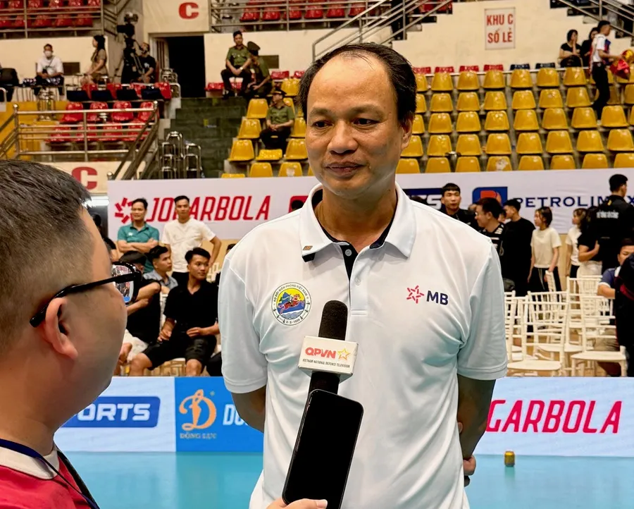 HLV Trần Đình Tiền đã chia sẻ về sự nỗ lực của đội bóng Biên Phòng MB khi đạt được kết quả cao tại Cúp Hùng Vương 2025. Ảnh: MINH MINH