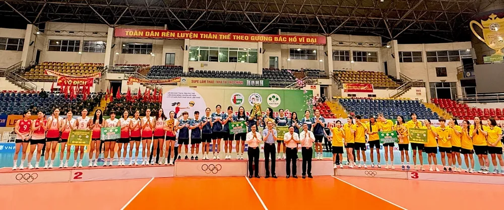 Các đội nhận giải sau khi Cúp Hùng Vương 2025 kết thúc. Ảnh: MINH MINH