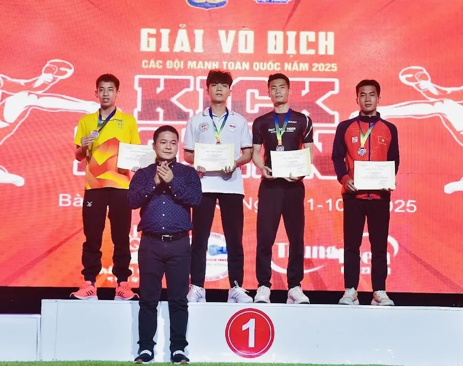 Các VĐV đạt kết quả cao đã được trao huy chương trong ngày cuối tại giải. Ảnh: VKF