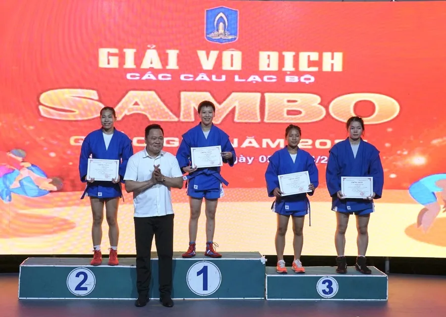 Các VĐV đạt kết quả xuất sắc đã được trao thưởng tại giải lần này. Ảnh: TRẦN VĂN