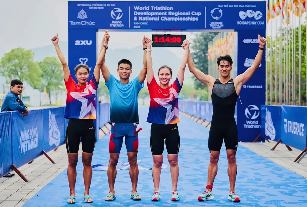 Các VĐV của đội tiếp sức hỗn hợp aquathlon Đà Nẵng đã giành HCV đầu tiên tại giải năm nay. Ảnh: TRIATHLONVN
