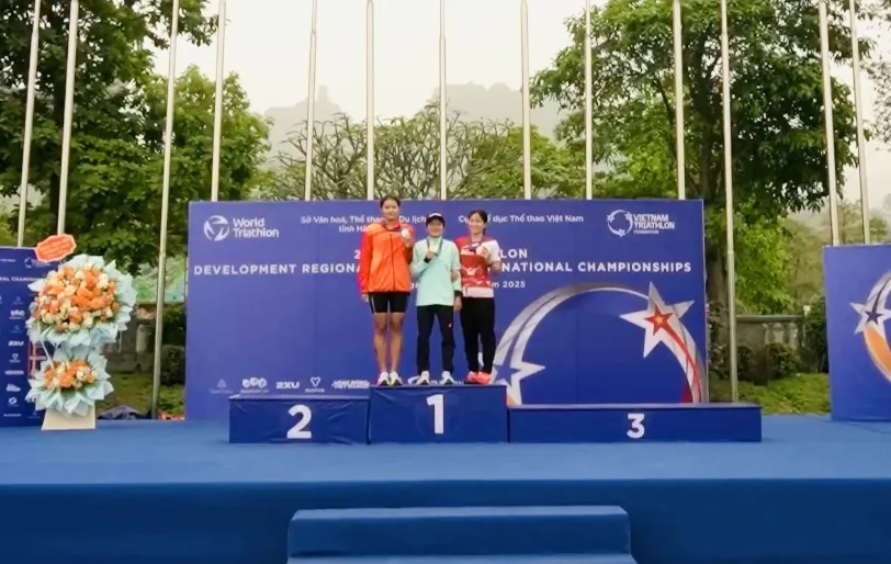 Nguyễn Thị Kim Cương (giữa) tiếp tục vô địch nội dung aquathlon cá nhân nữ tại giải vô địch quốc gia năm nay. Ảnh: TRIATHLONVN