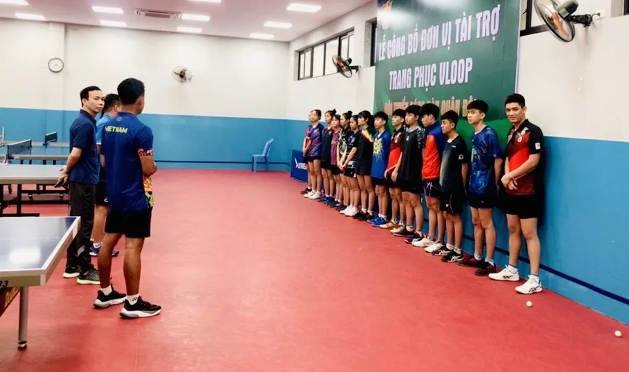 Các tay vợt của đội tuyển bóng bàn trẻ Việt Nam bắt đầu tập luyện. Ảnh: MINH MINH