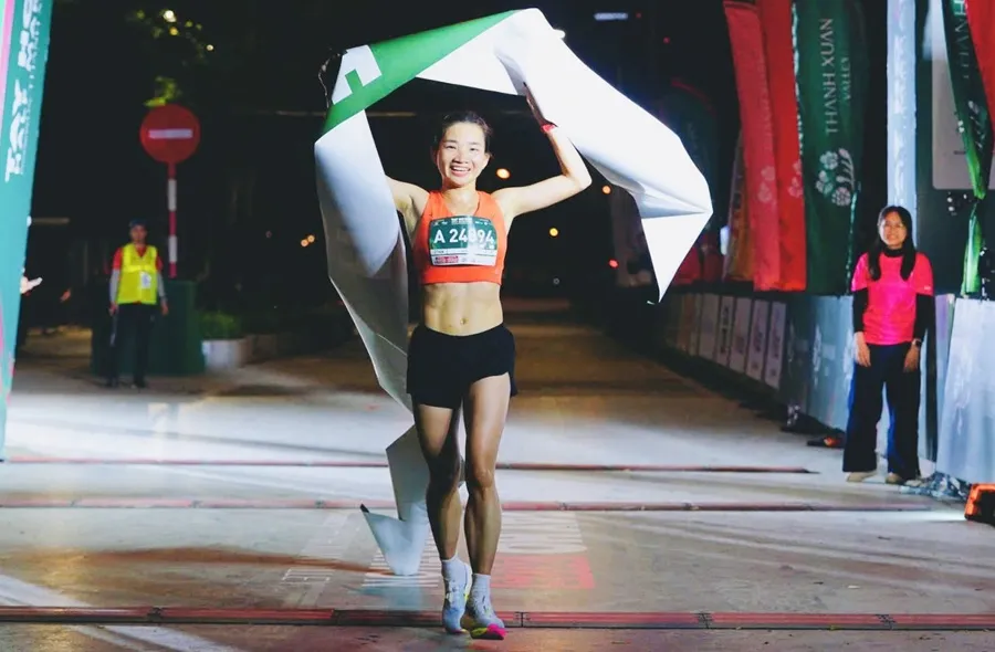 Nguyễn Thị Oanh về nhất cự ly 21km nữ tại giải Tay Ho Half Marathon 2025. Ảnh: THHM