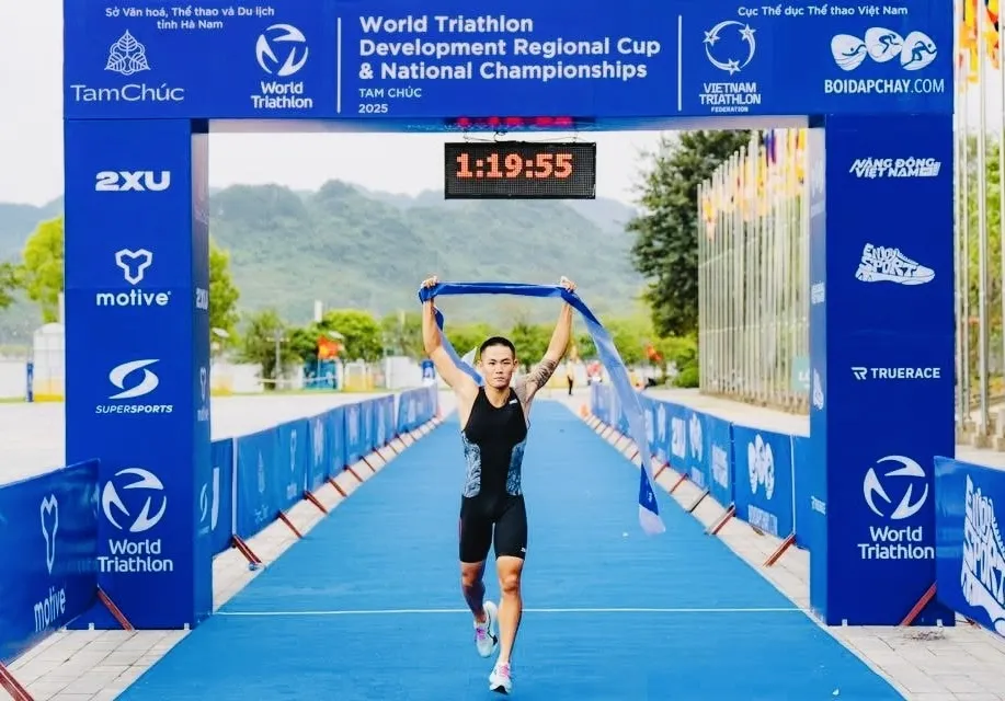 Lâm Quang Nhật giành HCV nội dung triathlon cá nhân nam tại giải vô địch quốc gia 2025. Ảnh: TRIATHLONVN