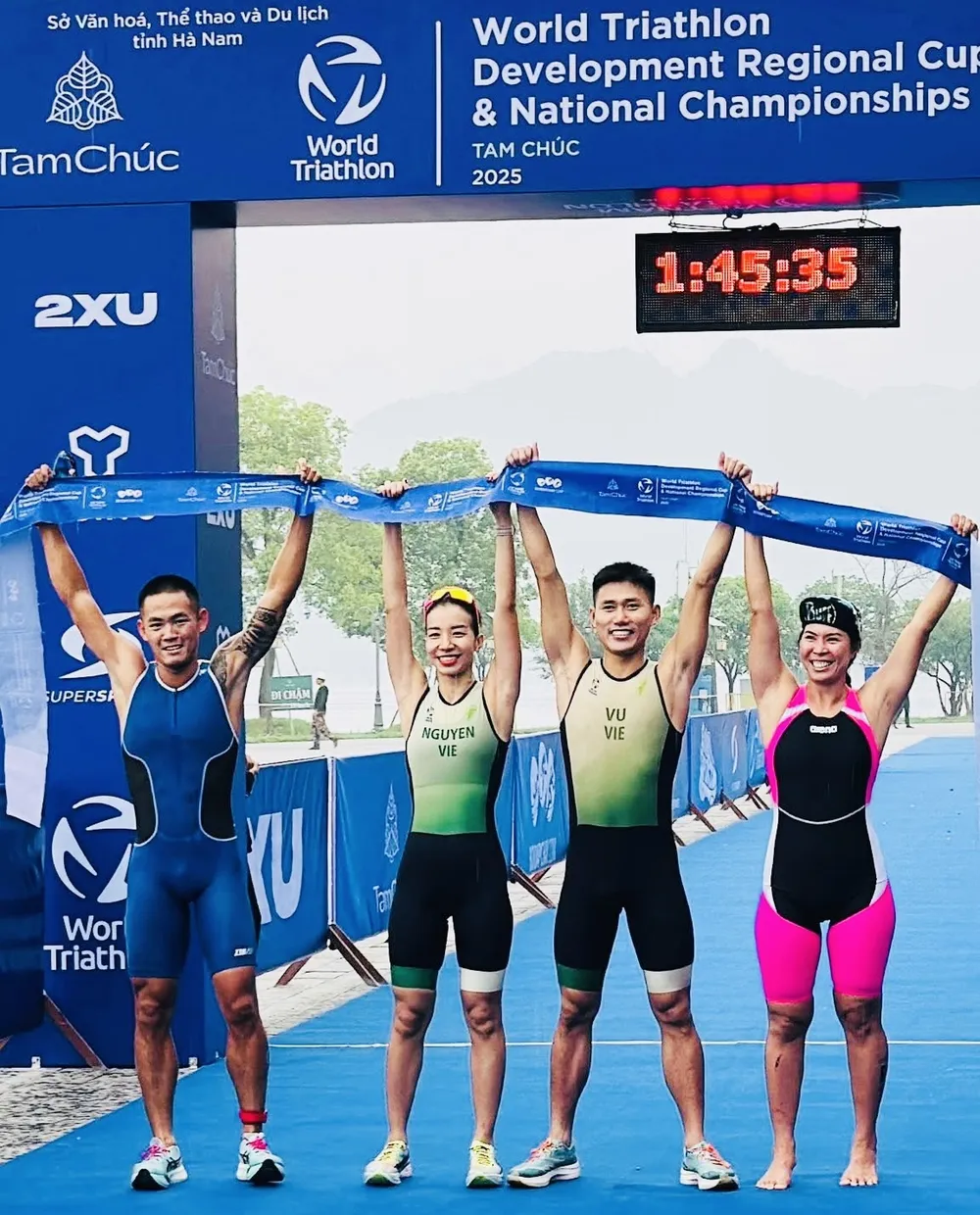 Đội tiếp sức triathlon hỗn hợp nam-nữ của TPHCM giành HCV tại giải vô địch quốc gia năm nay. Ảnh: T.VI