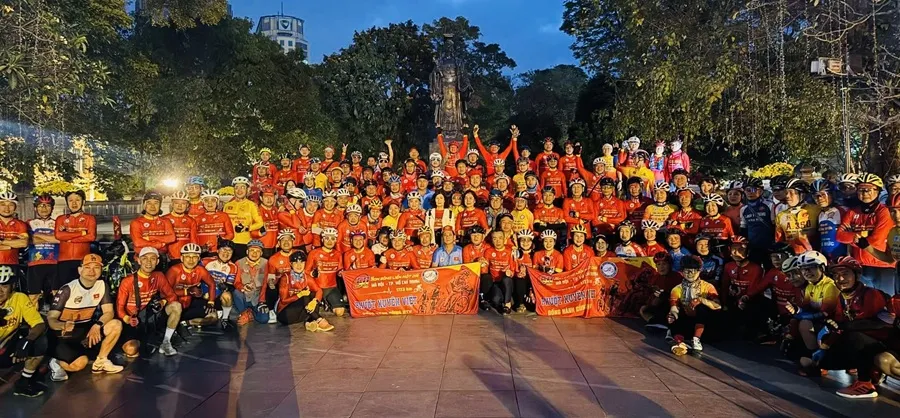 Đoàn đua đã làm lễ xuất quân tại Hà Nội rạng sáng ngày 17-4. Ảnh: VCF